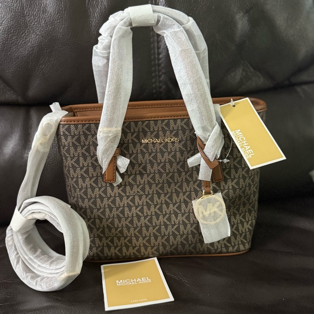 MICHEAL KORS JET SET TRAVEL 35F2GTVTOV BROWN/GOLD XS CRYL CONV TZ TOTE